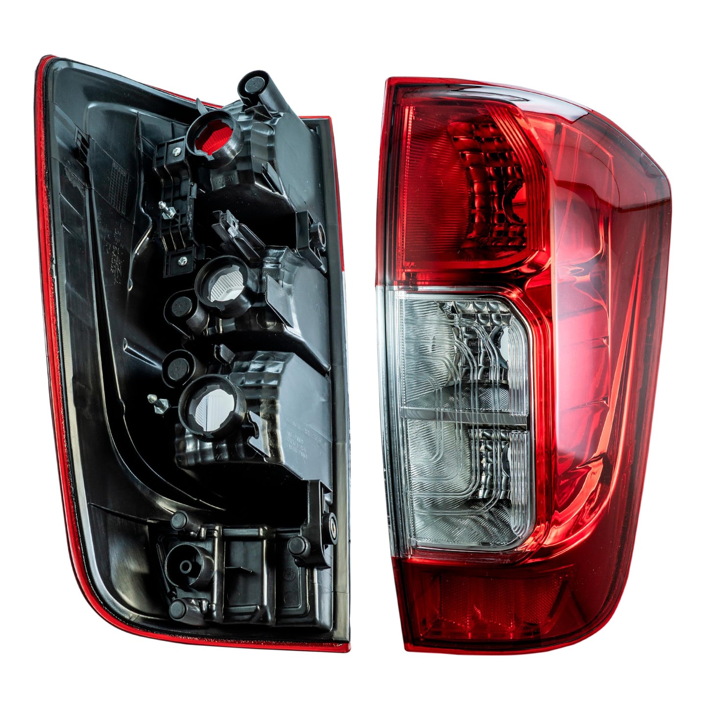 Calavera Derecha Compatible con NP-300 FRONTIER (D-23) 2016 2017 2018 2019 2020 2021 2022 2023 2024 S/ARNES (SENCILLA/DOBLE CABINA S-SE/LUJO XE-LE) 2/4WD (ROJO/BLANCO)