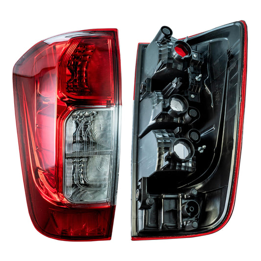 Calavera Izquierda Compatible con NP-300 FRONTIER (D-23) 2016 2017 2018 2019 2020 2021 2022 2023 2024 S/ARNES (SENCILLA/DOBLE CABINA S-SE/LUJO XE-LE) 2/4WD (ROJO/BLANCO)