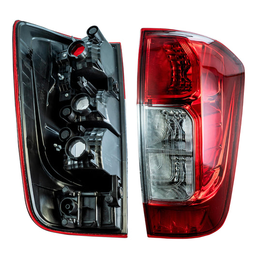 Calavera Derecha Compatible con NP-300 FRONTIER (D-23) 2016 2017 2018 2019 2020 2021 2022 2023 2024 S/ARNES (SENCILLA/DOBLE CABINA S-SE/LUJO XE-LE) 2/4WD (ROJO/BLANCO)